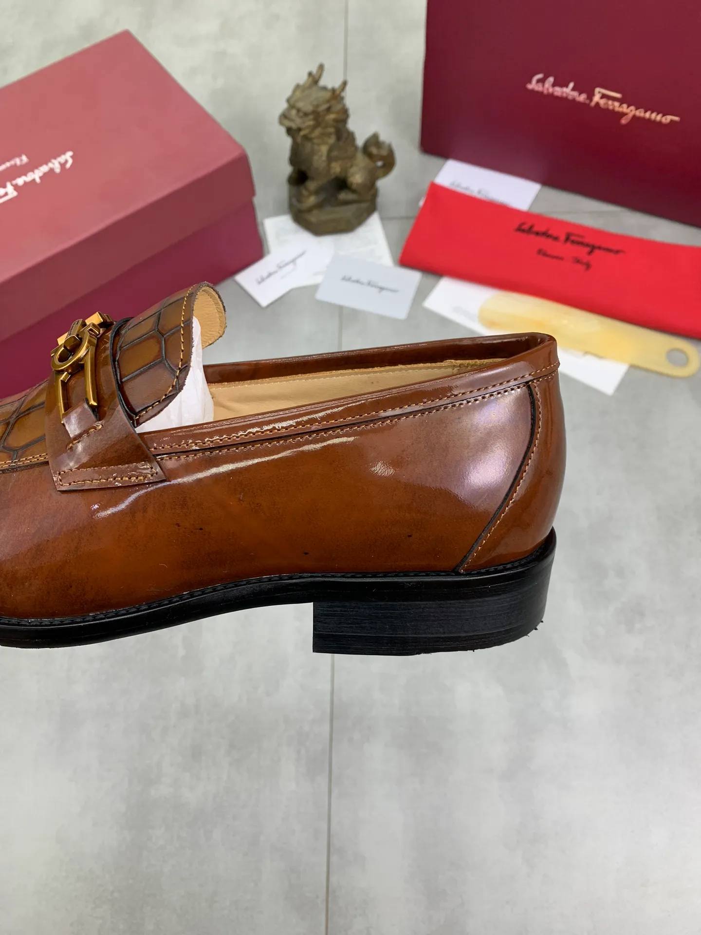 Men's Men's Shoes 💰P460💰[New Style] Water-dyed Niuli 🆘[Salvatore Ferragamo] Ferragamo's latest casual business leather shoes for men! Available at counters simultaneously! The fabric is made of specially imported original open-edge beaded calfskin, and the interior is made of imported water-dyed cowhide. It is absolutely luxurious and leads the fashion trend. Matching code: 38-45 (46 and 47 can be customized); black and brown colors are optional